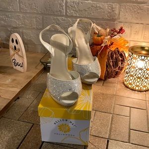 David’s Bridal 4 inch White Jassa Heel Size 9.5M